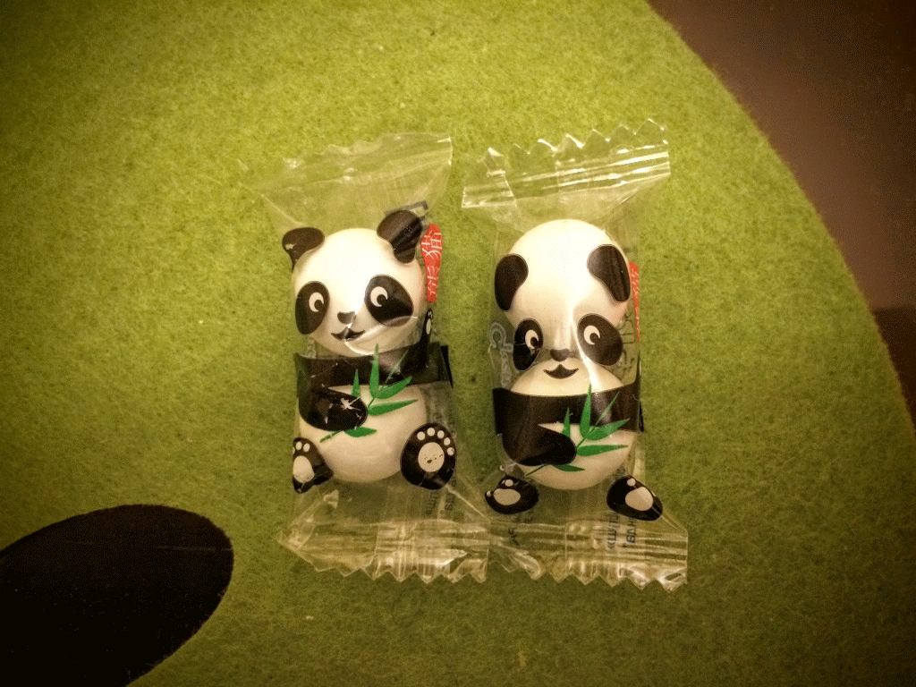 Четыре шарика, две панды