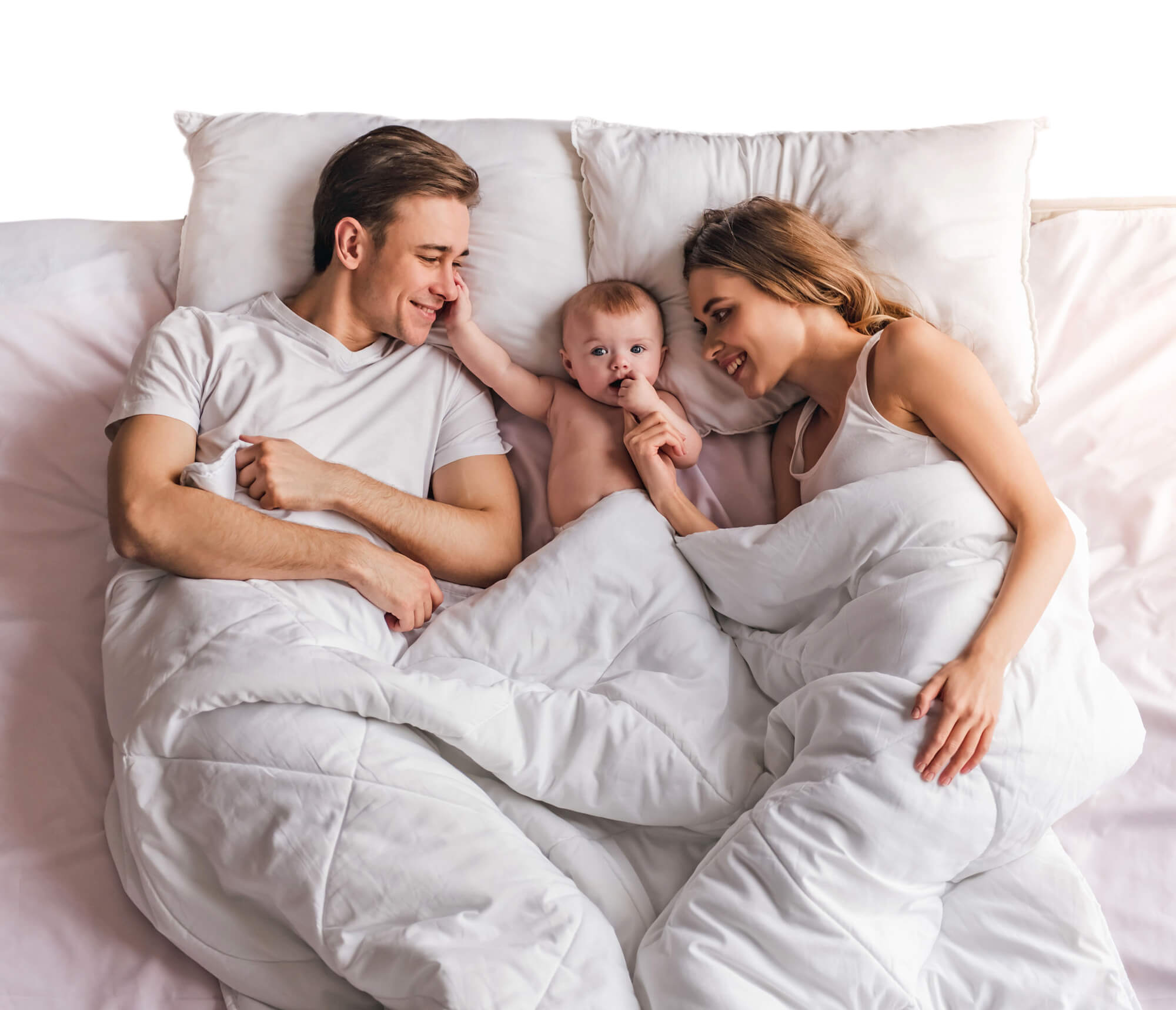 папа мама и ребенок в кровати